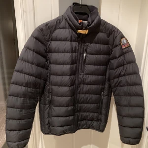 Parajumper jacka  - Säljer min parajumper jacka i storlek YM. Fint skick. 