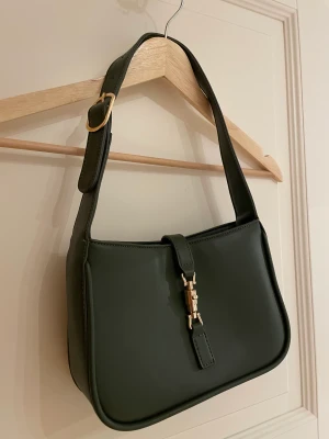 Grön mini väska  - Aldrig använd 