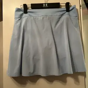 Ljusblå padelkjol med shorts inbyggd.,