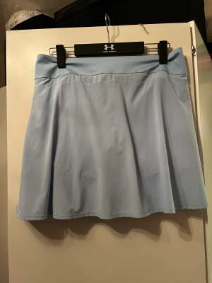 Ljusblå padelkjol med shorts inbyggd.,