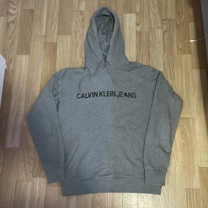 Ck hoodie - Ck Hoodie skick 10/10 storlek S