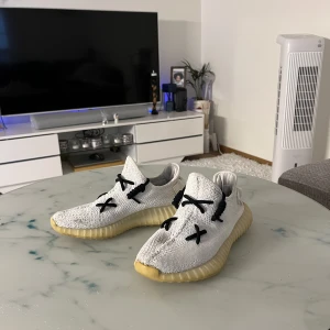Yeezy 350 cream white  - Säljer nu mina Yeezy 350 cream white då jag knappt använder de längre, trodde inte jag skulle sälja de så har varken kvitto eller låda kvar. 