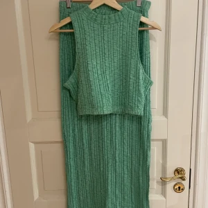 Grönt sett  - Grönt sett av kjol och topp 