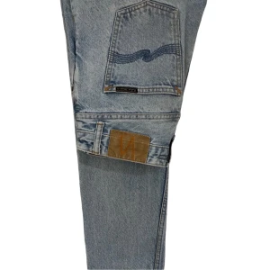 Nudie jeans - Säljer mina Nudie jeans eftersom dom har blivit för små! Väldigt Få användningar och Cond 9/10, nypris 1600, skriv vid intresse! Mvh Carl