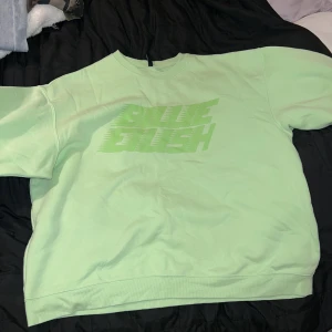 Billie eilish sweatshirt - En collection med H&M. Mer bright i verkligheten. Jätteskön och fin. Inte kommit till använding❤️ 100kr +frakt❤️
