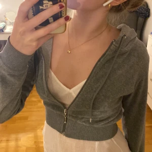 Grå croppad zipup  - Söt grå croppad långärmad kofta med luva, säljer då jag har flera liknande💓tveka inte om ni har några frågor