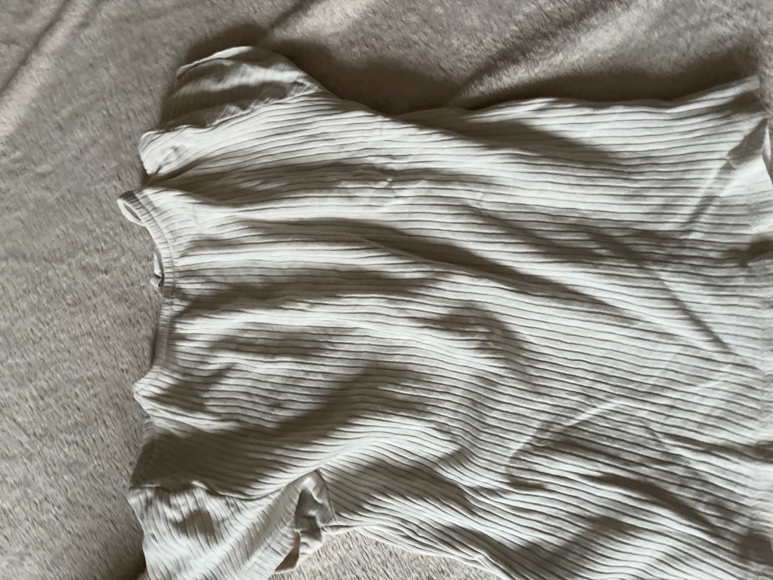 Vit tröja med knappar