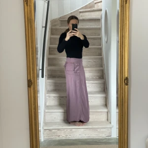 Cool kjol från Bik Bok - Rosa-lila kjol med snickar-bältes/armé-fickor (sitter med kardborre) Dragkedja i sidan. Kan drapperad framtill.