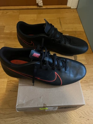 fotboll skor  - Jag säljer min fotbollsutrustning eftersom jag inte längre spelar fotboll. Priset kan diskuteras. 