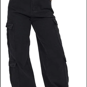 cargo jeans - Ett par svarta cargos som har andvänds ett få par gånger. Kontakta mig privat för att få fler bilder på jeansen