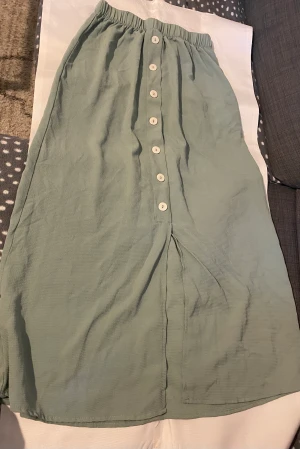 Only tyg kjol - Tyg kjol ifrån only i färg grå/grön, endast använt en gång så väldigt bra skick