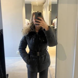 Hollies vinterjacka  - Vinterjacka i dun med äkta päls från Hollies. Sparsamt använd och är i perfekt skick.   Storlek 40, men är snarare en 38. Jag är 175cm och har normalt Small/Medium och på mig sitter den perfekt.   Kan postas eller mötas upp i Stockholms innerstad.