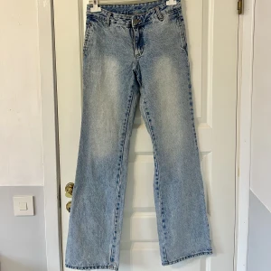 Low waist jeans  - Ljusblåa lågmidjade jeans från Brandy Melville! Långa med en diskret bootcut där nere. Typ storlek S.