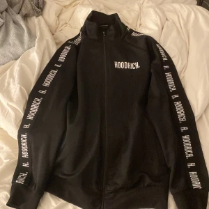 Hoodrich träningströja  - Hoodrich tröja storlek L men passar M perfekt! Inget fel på den bara lite färg borta på dragkedjan Köpt i London Jd sports Priset går och diskutera