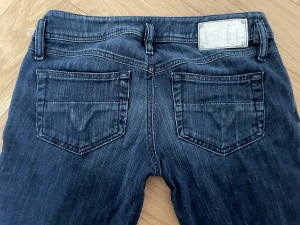 Diesel jeans - TRYCK INTE PÅ KÖP NU UTAN ATT FRÅGA För små för mig, low waist straight leg. strl W28/L32