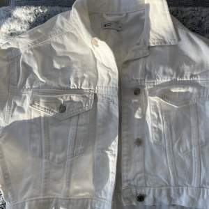 Säljer denna vita jeansjacka från GinaTricot då den inte kommer till använding✨ I väldigt bra skick och har inga som helst fläckar eller skador🤍