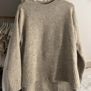 Stickad tröja - Nyskick! Använd en gång. Super fin stickad tröja från Vero Moda! Har en slits vid sidorna och tyget går till ungefär rumpan på baksida! Skickar gärna passformsbilder om du är intresserad💗