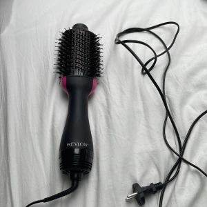 Värmeborste  - Värmeborste ifrån Revlon. Använd ett fåtal gånger. Nypris 699.