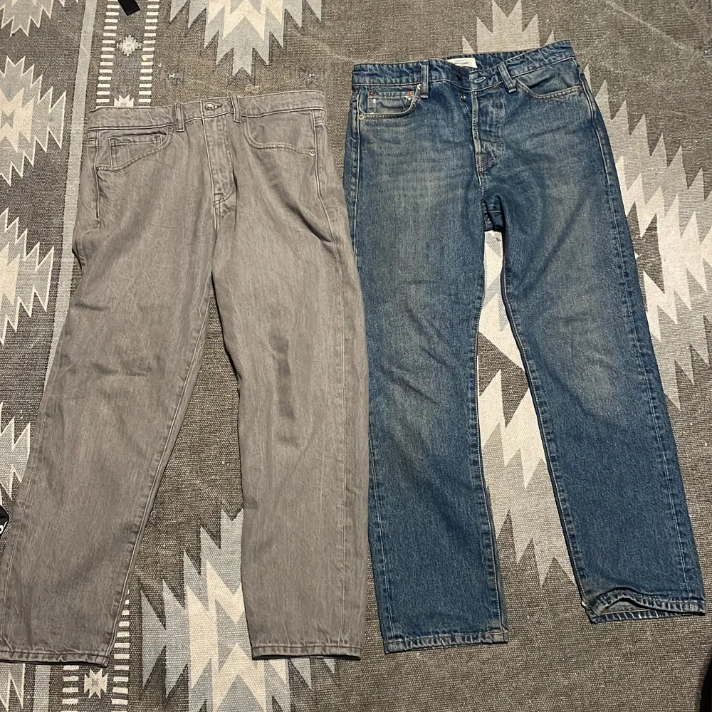 Två par loose fitting jeans. De gråa är från vailent (carlings) och de blåa är från jacknjones (SÅLD). Jeansen passar 29-30 i midjan och är 30 i längd. 150 kr styck.. Jeans & Byxor.