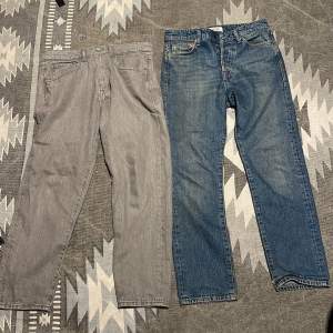 Två par loose fitting jeans. De gråa är från vailent (carlings) och de blåa är från jacknjones (SÅLD). Jeansen passar 29-30 i midjan och är 30 i längd. 150 kr styck.