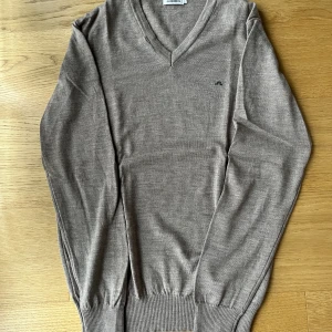 J.Lindeberg 100% merinoull tröja - Säljer denna 100% merinoull tröja från J.Lindeberg i fint skick men med en mindre synlig defekt som man inte tänker på (syns på bild 2). Skicket i övrigt är 9/10. Skriv för fler bilder eller vid minsta fundering!