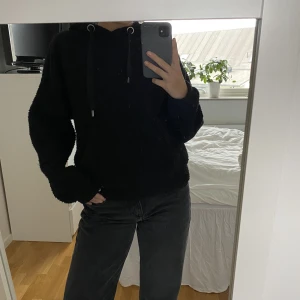 Teddy hoodie🧸 - Säljer denna supermysiga teddy-hoodien från ONLY i storlek Xs, då den är för liten och inte längre kommer till anvädning. I bra skick men lite nopprig. 🧸❤️‍🔥