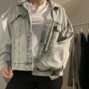 JEANSJACKA - så fin jeansjacka strl M , kan användas både som  ”vanligt” och Overzise! ❤️