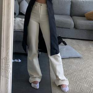 Vita jeans från bikbok.  Kan mötas upp i Gävle eller frakta (köparen står för frakten)😊