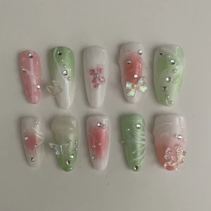 Fairy core handmade press ons - Strl 0-3-2-3-6. Går att fila för mer precis storlek.🩵 kan även göra samma design med utmätt passform till ett lite högre pris. Gör även custom made naglar, skriv för mer info🩷🩷🩷