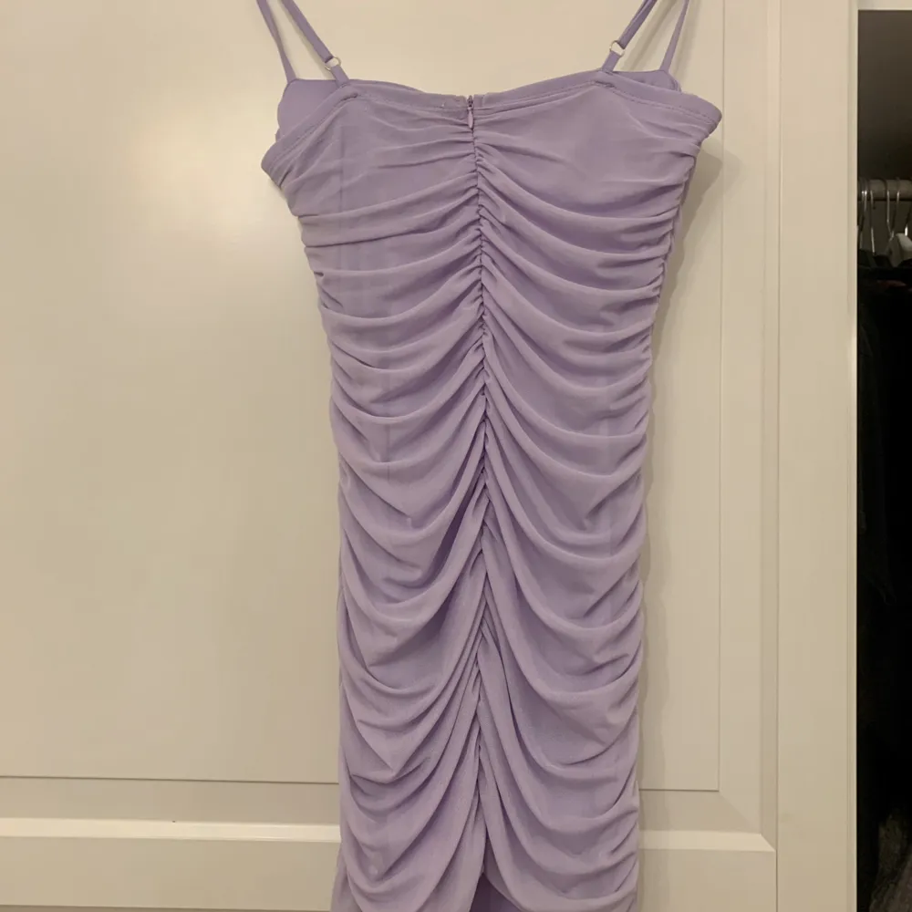 Så fin lila klänning som är köpt för 1299kr o säljs för 200kr+ frakt. Klänningen är helt oanvänd med lappen fortfarande kvar och är i storlek S🤍. Klänningar.