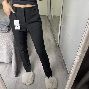 Zara kostymbyxor  - Helt nya zara kostymbyxor, storlek S, men ganska stora i storleken så skulle passa M tycker jag. Har aldrig använts