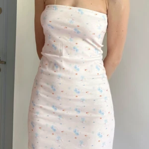 Klänning Djerf Avenue - Super gullig klänning från Djerf Avenue! Med matchande hårband, superfint! Använd en gång, som ny. Fint blommigt mönster 🌸🌸