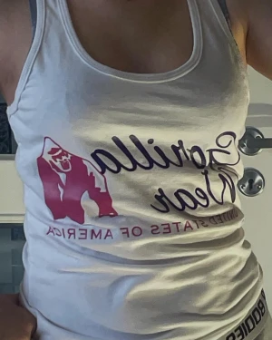 Tränings linnen - Helt nya, oanvända tränings linnen Gorilla Wear- 99 kr styck Stl. XS, S & M Monsta tanktop- 99 kr styck Black & Pink, stl. S, M & L  Personen på bilden är 160 cm och bär stl. XS  Skriv privat för mer info✨✨
