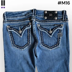 lågmidjade M16 MissMe Bootcut jeans M16 - MissMe jeans i model Boot 💜 Tag 29W 💜Midja (rakt över) 36cm 💜 Innerben 74cm 💜 Ytterben 98cm 💜 Benöppning 21cm 💜 Nergångna 💜Våra mått blir W=28 och L=29 💜 Men jämför alltid måtten med ett par jeans som sitter bra 💜