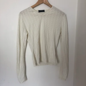 Vit vintage topp - Vit vintage topp köpt på humana. Har inte används flitigt. Fin v beck och fint mönster på toppen. 