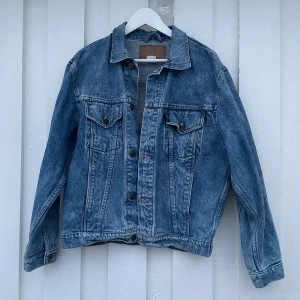CROCKER jeansjacka, vintage  - En styck idiotiskt fet faktiskt vintage CROCKER denimjacka i nyskick, med en patina som enbart går att uppnå genom att hänga ett plagg i en garderob i 30 år. Storlek Medium!