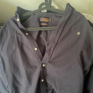 mörk blå skjorta  - .