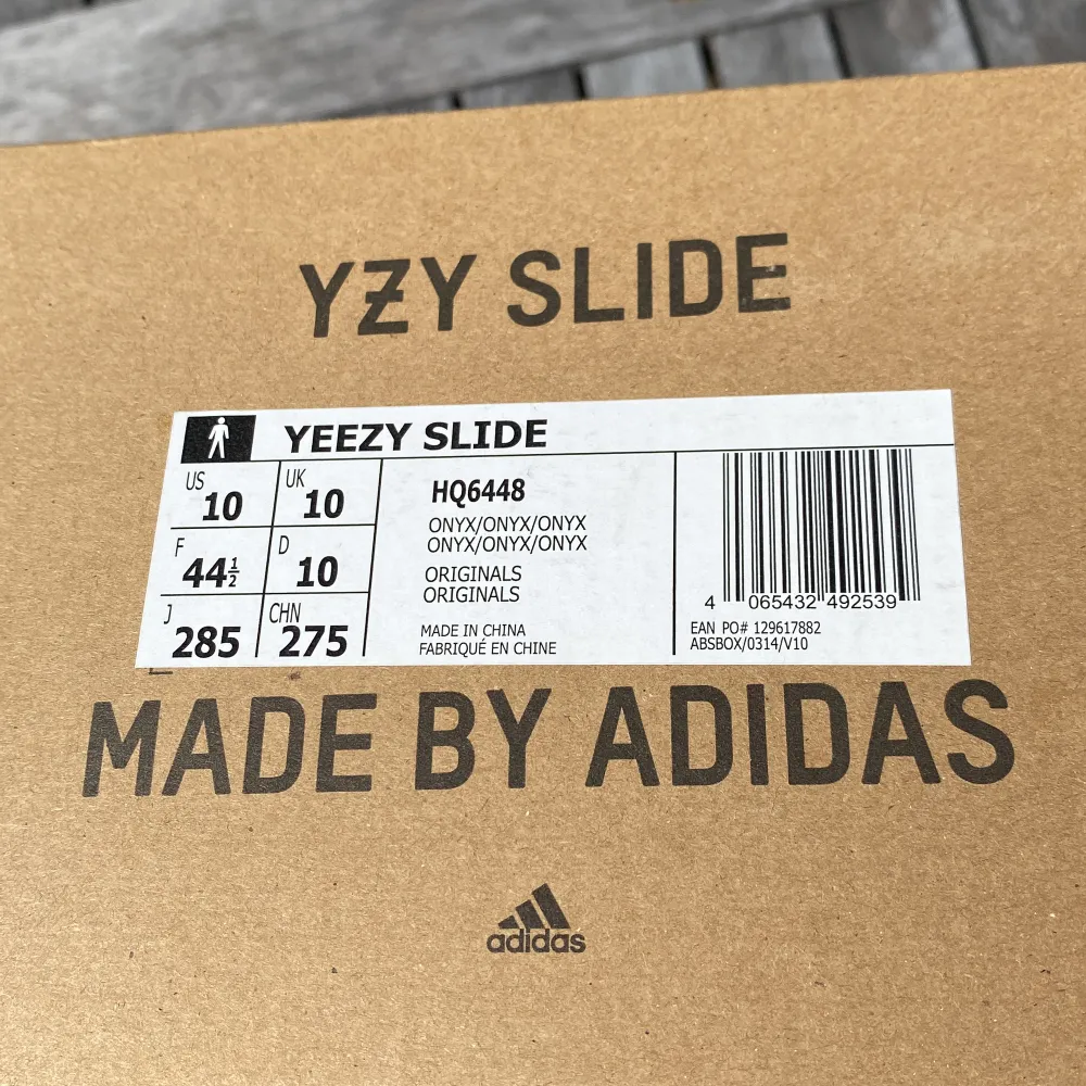 Säljer Mina Yeezy Slides Köpta Ifrån Kicks N Stuff.  Dom är lite använda, under sidan är lite smutsig. Inköpta för 2700kr  men säljer dom för 1000kr. Boxen är perfekt och inga skador. Priset kan så klart diskuteras! Dom passar som 43-42. Skor.