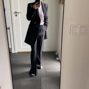 Kavaj zara  - En knapp saknas annars superfint skick. Kavaj eller blazer från zara 