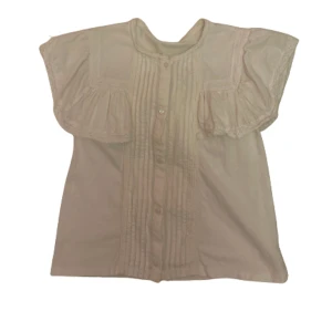 Zara vit top - Jättesöt vit topp från Zaras barnavdelning i storlek 164. Men kan passa en XS-S. 