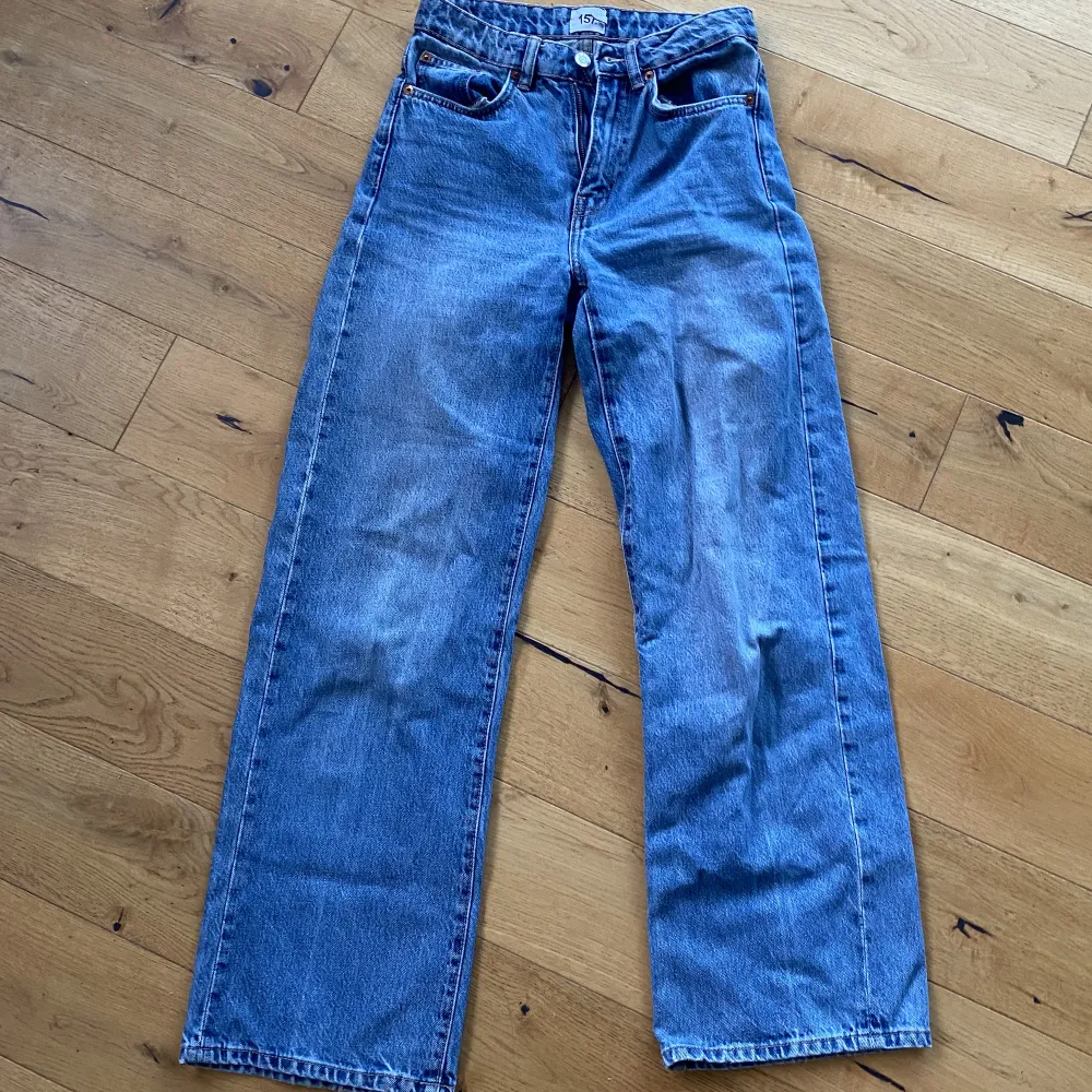 Ett par vida jeans från lager 157 som jag börjar växa ur dom är använda en del. Men kommer tvätta och stryka (om behövligt) innan köp. Ord pris 300. Jeans & Byxor.
