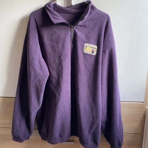 Lila sweater  - Fin lila sweater i bra till nyskick! Har användits men har inga fläcka, lösa trådar etc. Trycket på tröjan sitter bra och den var köpt i storlek XXL