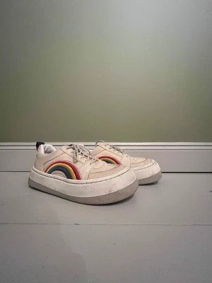 Eytys Sonic Rainbow - Säljer mina Eytys i 7/10 skick, otroligt bekväma och ger några extra centimeter i längd! 