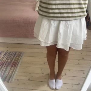 Vit och svart kjol  - Superfin weekday kjol, har i både vit och svart.