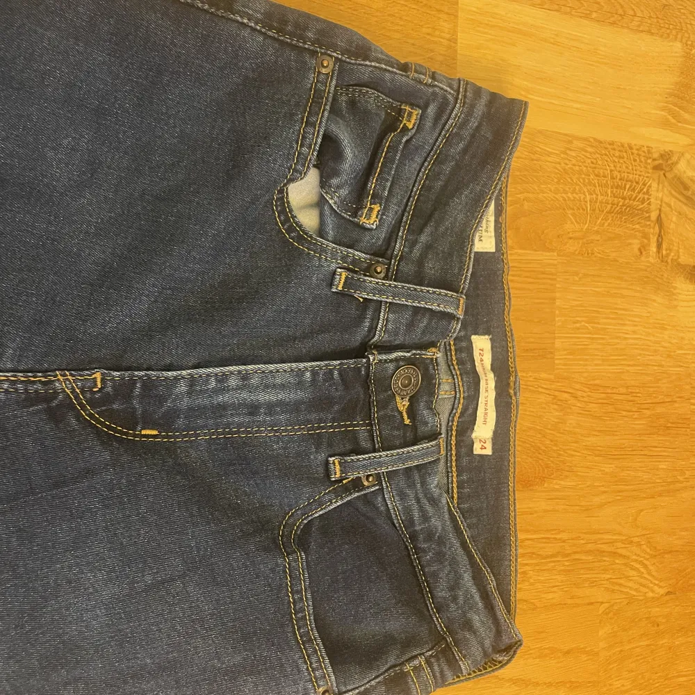 Jag säljer mina Levis jeans mod 724 eftersom att de inte är min stil. Priset kan diskuteras💕💕använda ett fåtal gånger och väldigt bra skick❤️ midjemått 24, längd 30. Jeans & Byxor.