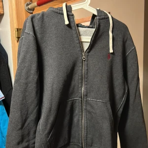 Polo Ralph Lauren hoodie - En varm zip upp hoodie.