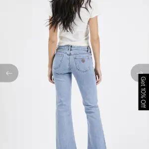 Ett par abrand jeans som jag köpte från deras hemsida för 1000kr. Oanvända då jag bara provat dom en gång. Nyskick men säljer pågrund av att de var för stora. Pris kan diskuteras🫶🏼