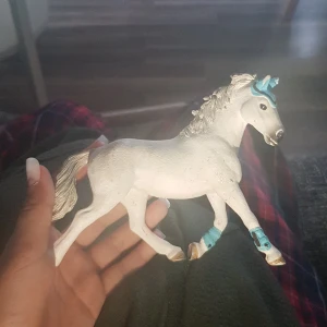 Häst - Hej jag säljer min schleich häst då jag fick en likada. Jag säljee han för 80kr