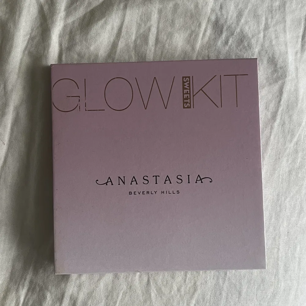 Säljer den här highlighter paletten från anastasia glow kit!🤍Alla färger är ej samma som bild 2, se bild 3 för alla färger☺️Den är aldrig använd och är dom ny🤍Orginalpris: 595kr, säljer för 250kr pris kan diskuteras !!!. Övrigt.