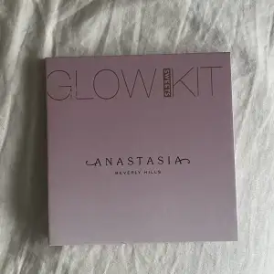 Säljer den här highlighter paletten från anastasia glow kit!🤍Alla färger är ej samma som bild 2, se bild 3 för alla färger☺️Den är aldrig använd och är dom ny🤍Orginalpris: 595kr, säljer för 250kr pris kan diskuteras !!!